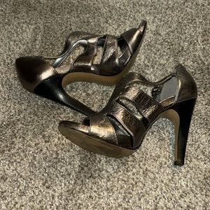 Tahari Silver Leather Strappy Peeptoe Heel Shoes Size 5.5M
